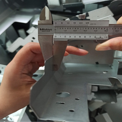 Fabrication de tôles métalliques de précision légères avec finition lisse