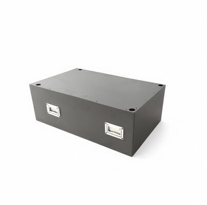 Armoire de stockage d'énergie en tôle métallique thermolaquée offrant une grande durabilité, idéale pour les environnements difficiles et une longue durée de vie