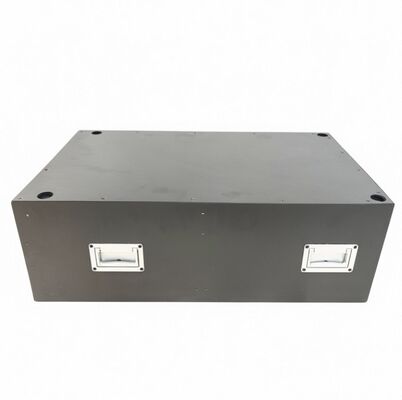 Armoire de stockage d'énergie en tôle métallique thermolaquée offrant une grande durabilité, idéale pour les environnements difficiles et une longue durée de vie