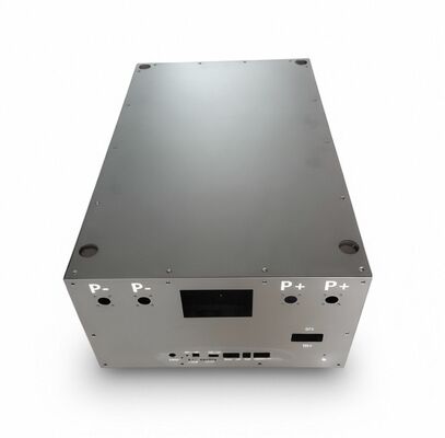 Armoire de stockage d'énergie en tôle métallique thermolaquée offrant une grande durabilité, idéale pour les environnements difficiles et une longue durée de vie